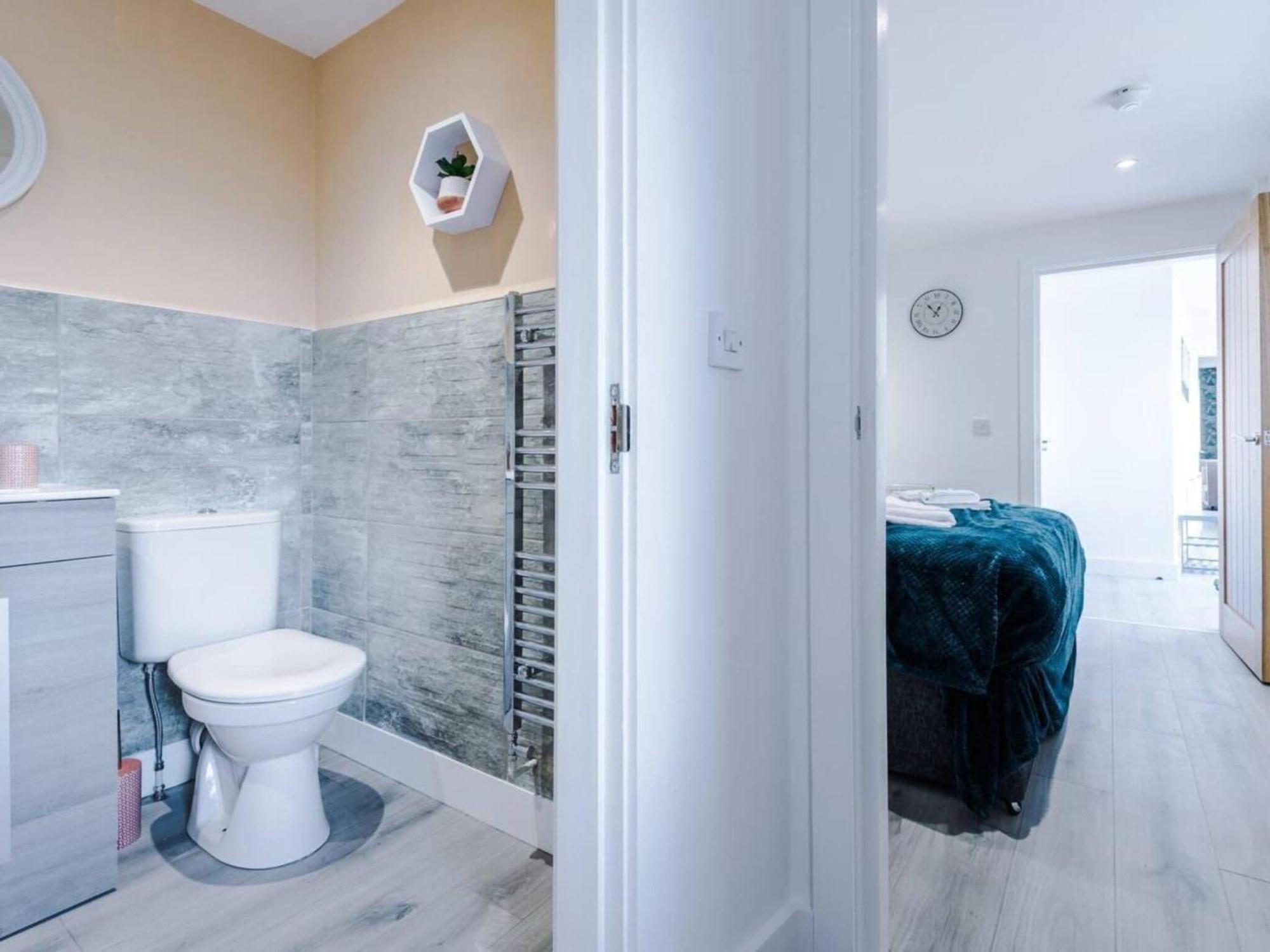מנצ'סטר The Ecclesian Deluxe Apartments Near Trafford Centre Eccles Train Station מראה חיצוני תמונה