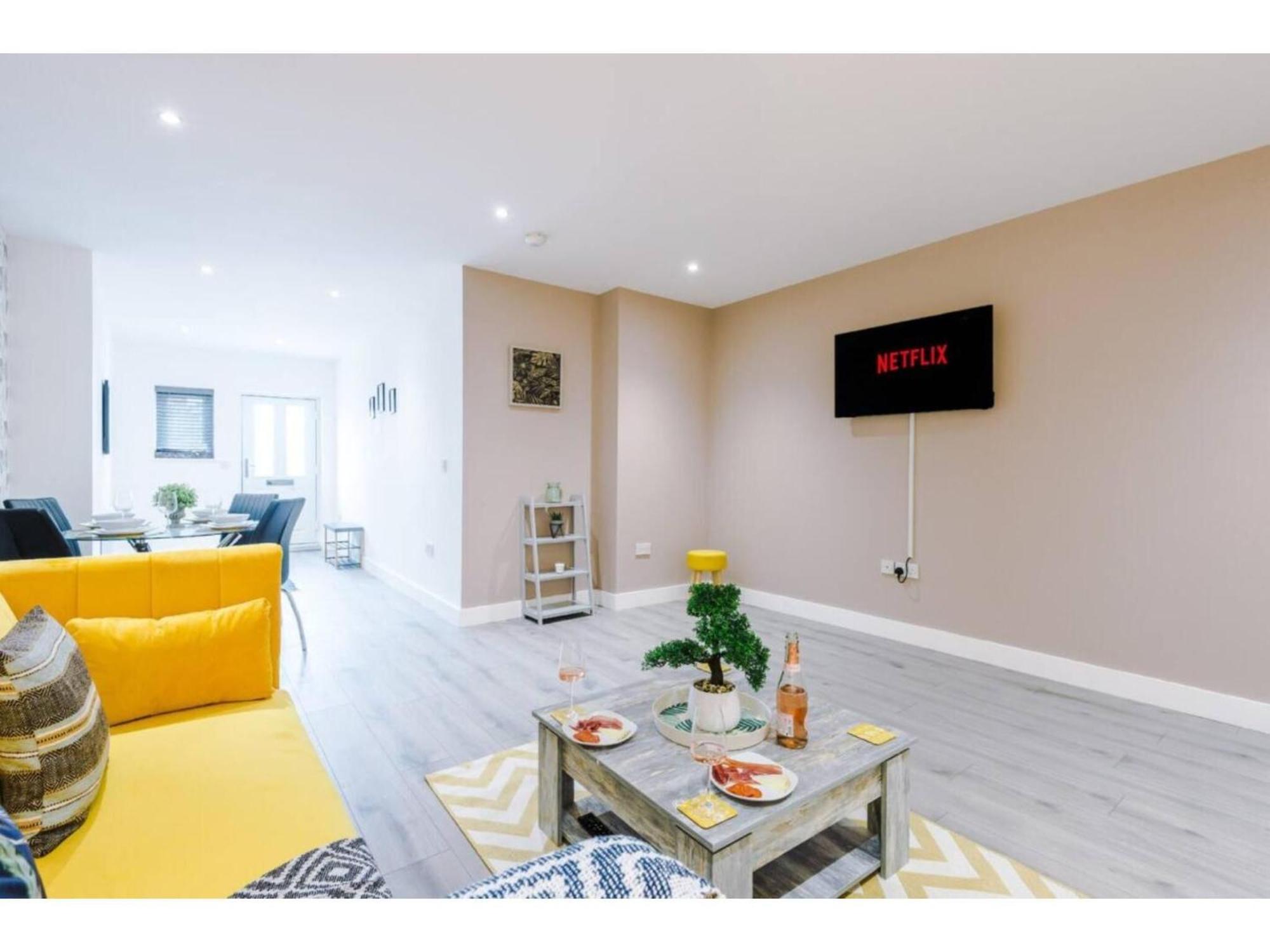 מנצ'סטר The Ecclesian Deluxe Apartments Near Trafford Centre Eccles Train Station מראה חיצוני תמונה