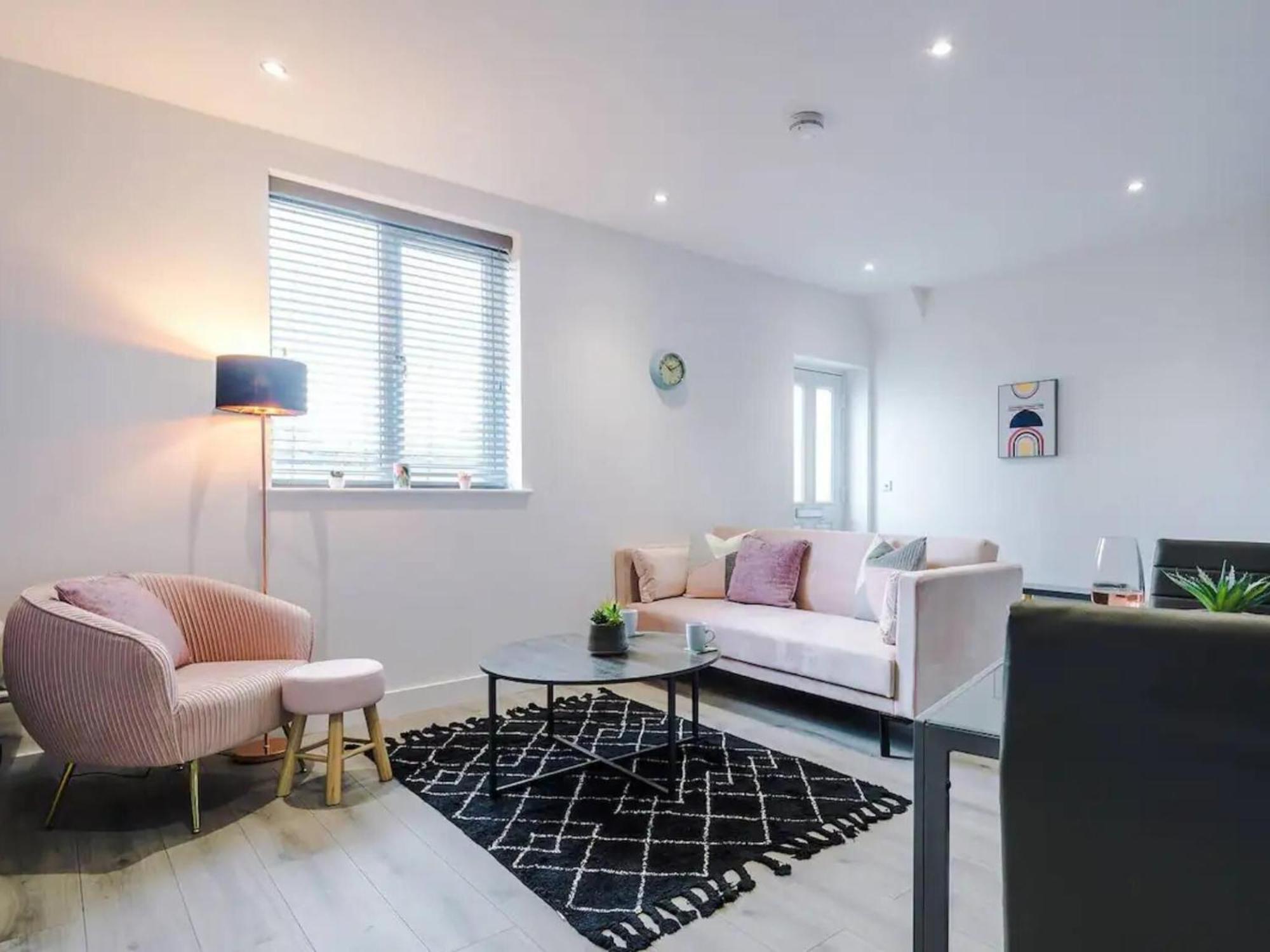 מנצ'סטר The Ecclesian Deluxe Apartments Near Trafford Centre Eccles Train Station מראה חיצוני תמונה