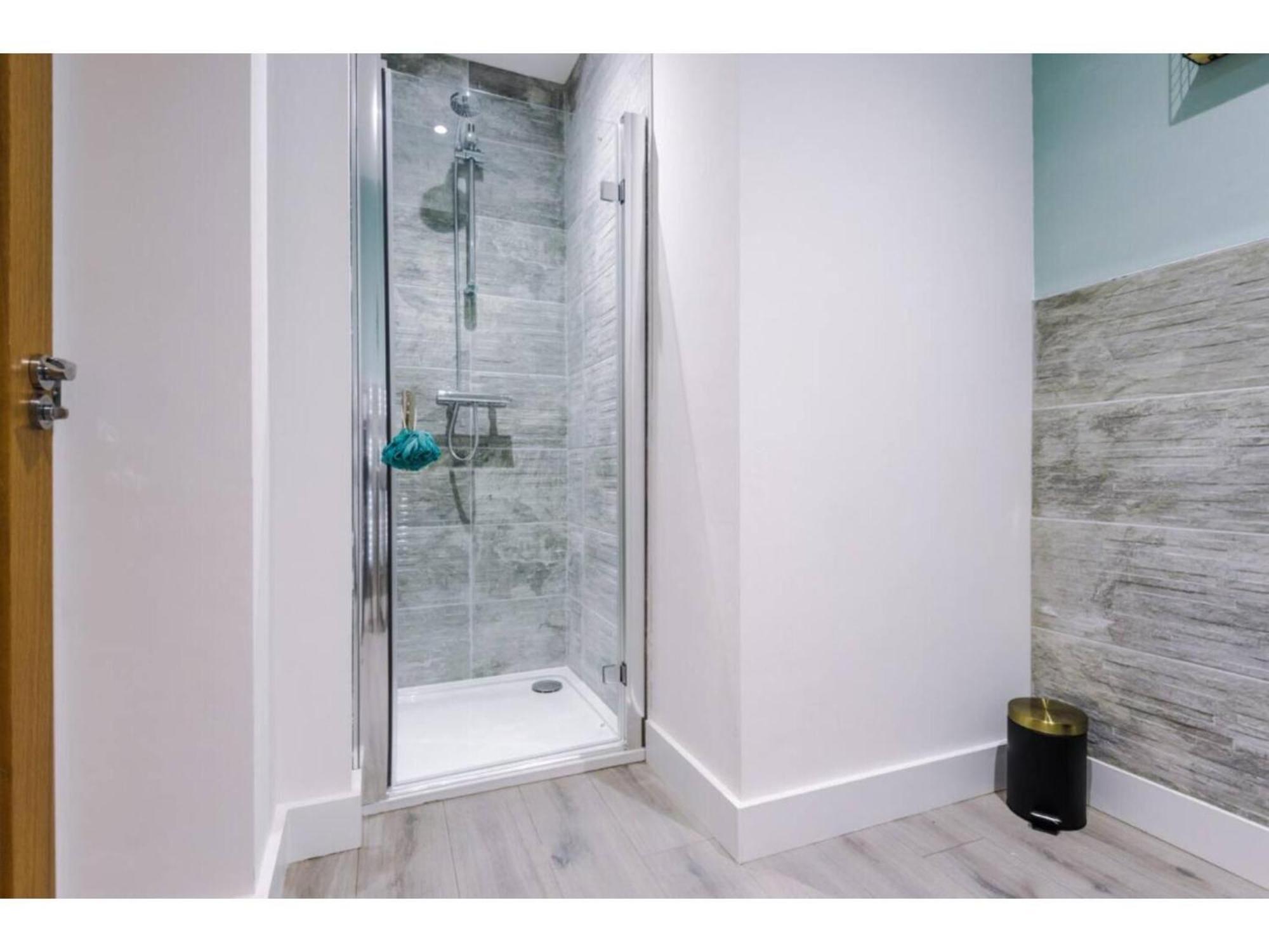 מנצ'סטר The Ecclesian Deluxe Apartments Near Trafford Centre Eccles Train Station מראה חיצוני תמונה