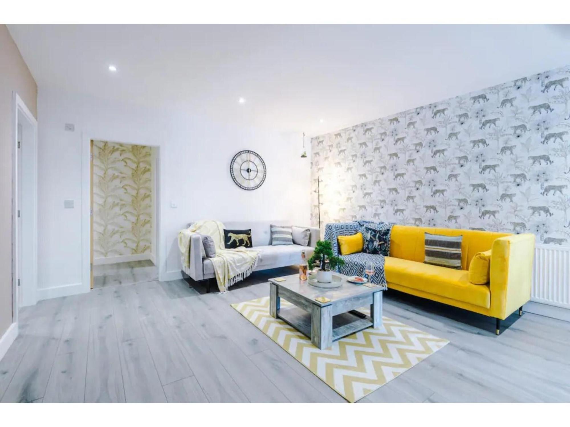 מנצ'סטר The Ecclesian Deluxe Apartments Near Trafford Centre Eccles Train Station מראה חיצוני תמונה