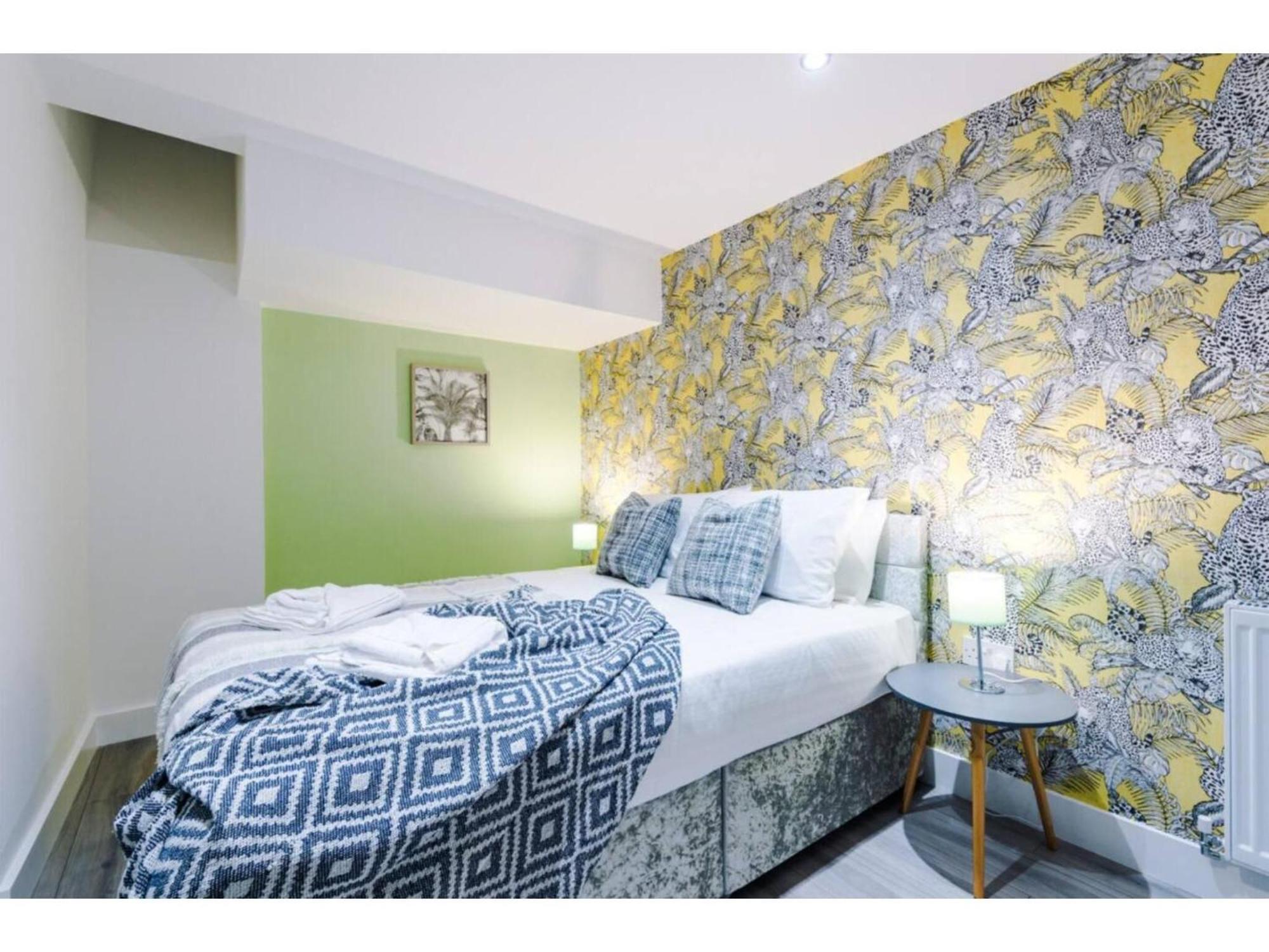 מנצ'סטר The Ecclesian Deluxe Apartments Near Trafford Centre Eccles Train Station מראה חיצוני תמונה