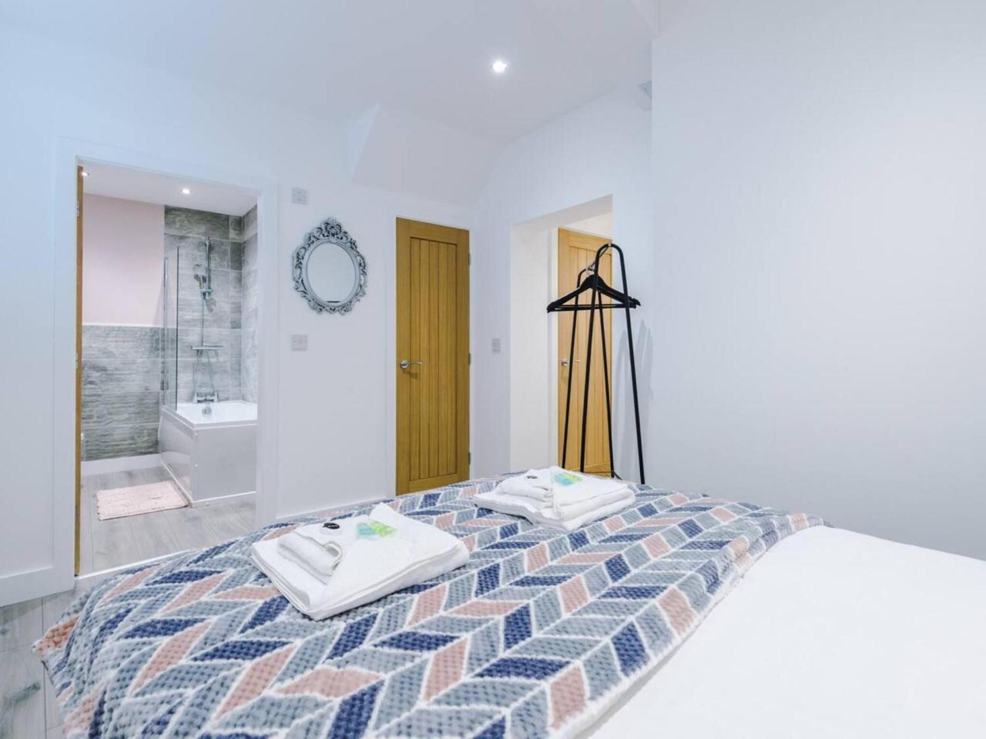 מנצ'סטר The Ecclesian Deluxe Apartments Near Trafford Centre Eccles Train Station מראה חיצוני תמונה