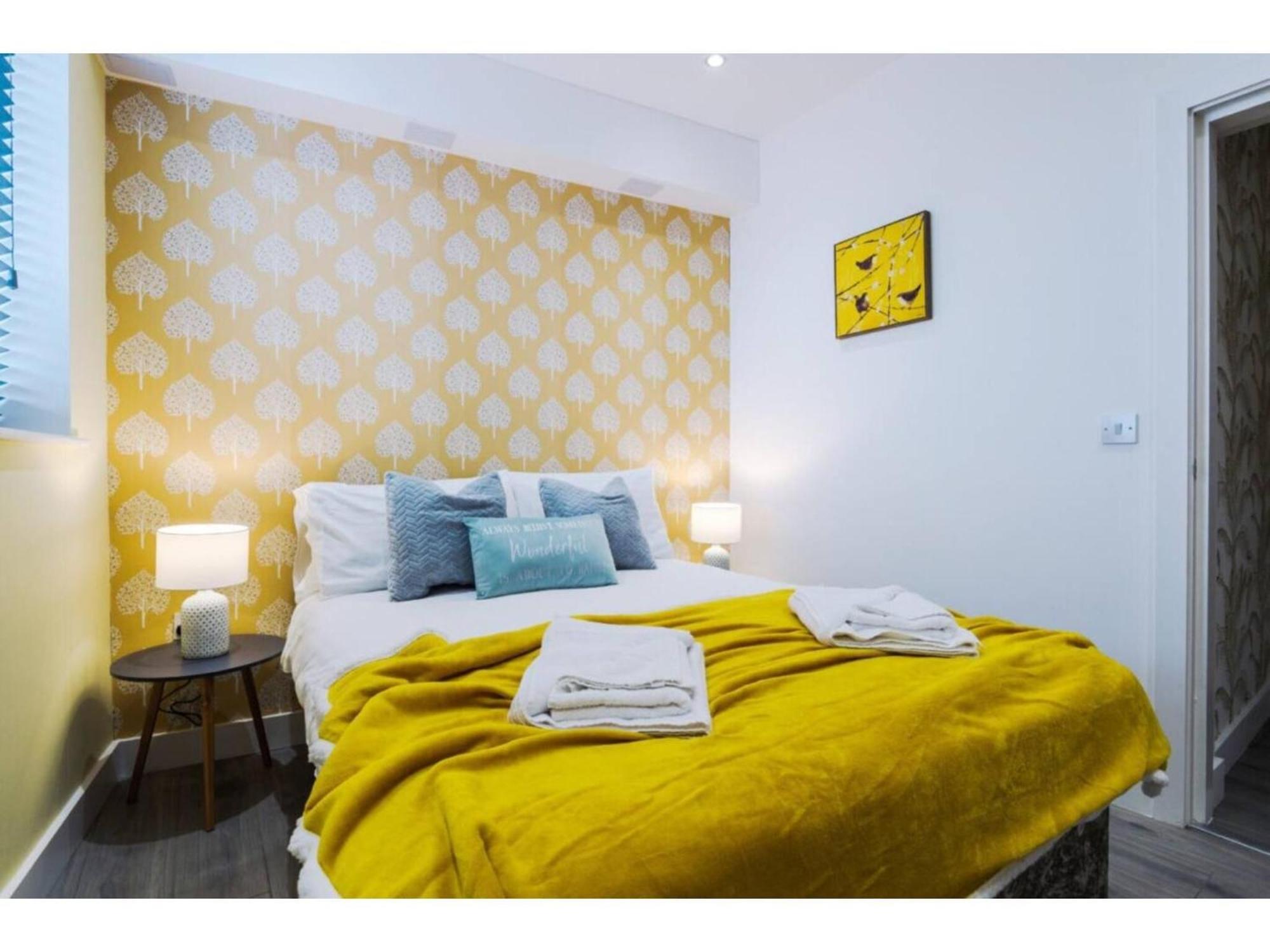 מנצ'סטר The Ecclesian Deluxe Apartments Near Trafford Centre Eccles Train Station מראה חיצוני תמונה