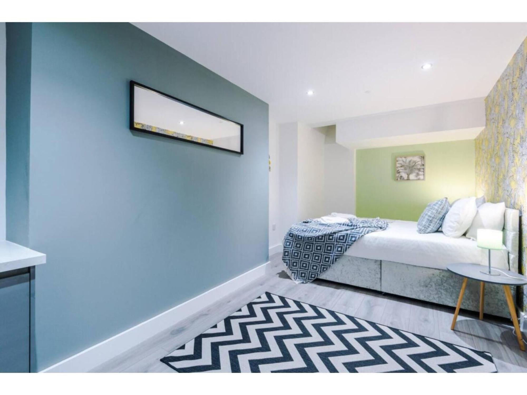מנצ'סטר The Ecclesian Deluxe Apartments Near Trafford Centre Eccles Train Station מראה חיצוני תמונה