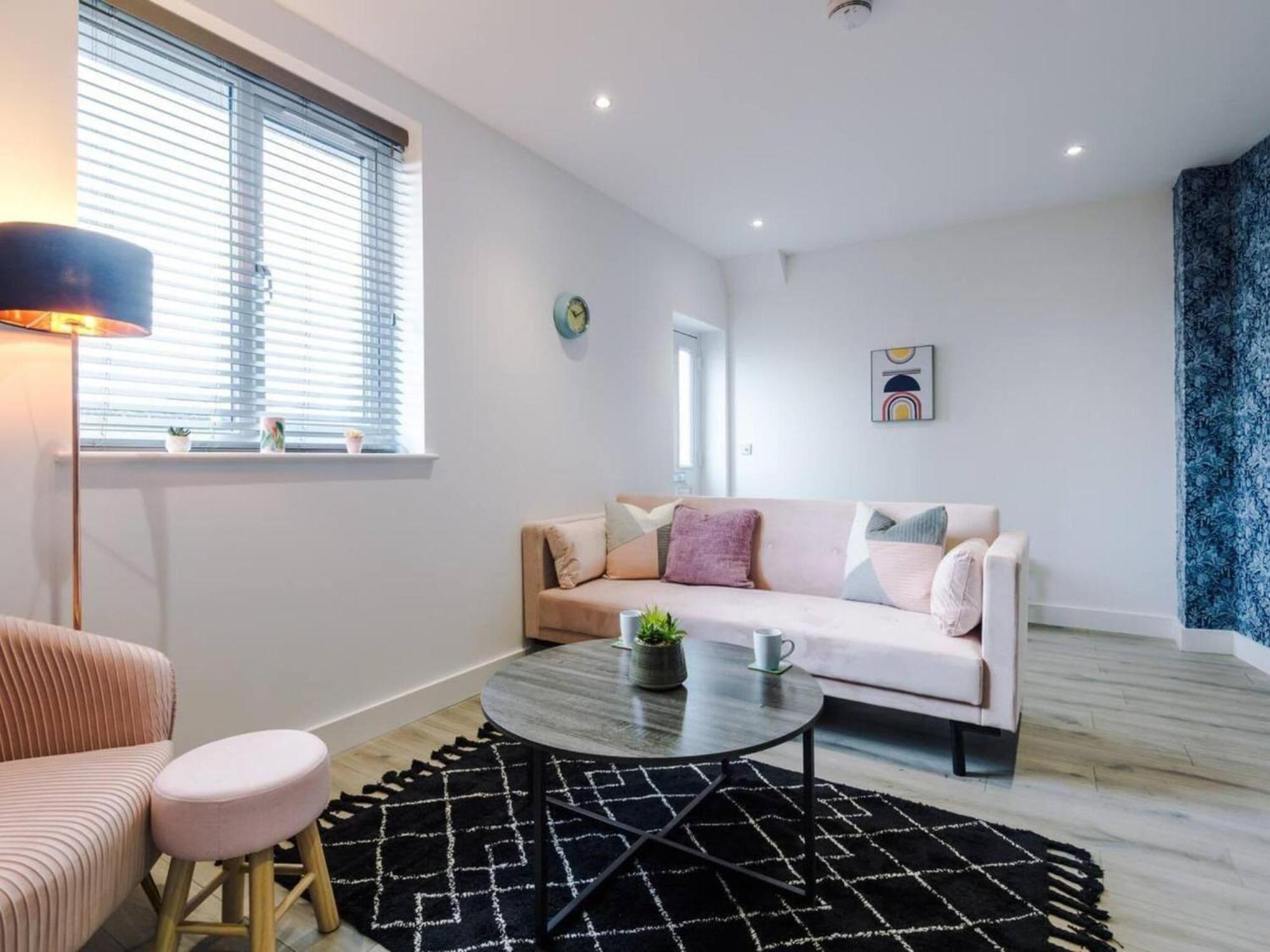 מנצ'סטר The Ecclesian Deluxe Apartments Near Trafford Centre Eccles Train Station מראה חיצוני תמונה