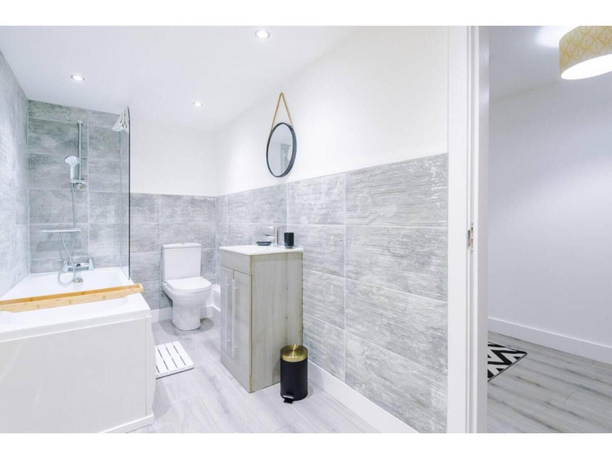 מנצ'סטר The Ecclesian Deluxe Apartments Near Trafford Centre Eccles Train Station מראה חיצוני תמונה