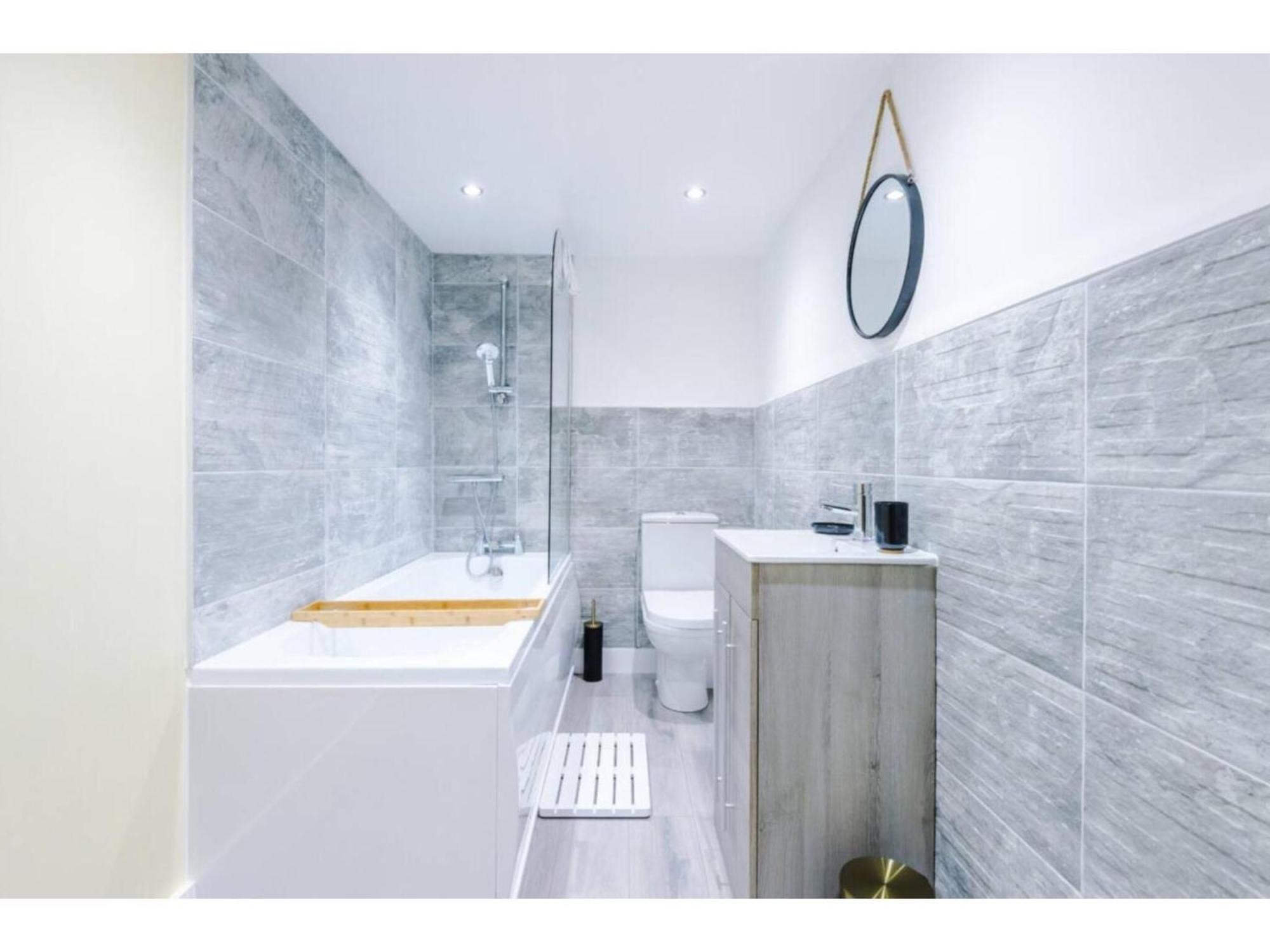 מנצ'סטר The Ecclesian Deluxe Apartments Near Trafford Centre Eccles Train Station מראה חיצוני תמונה