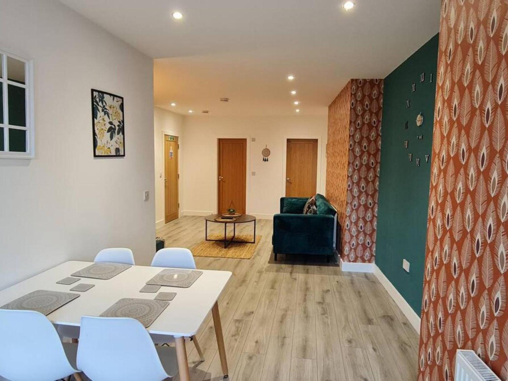 מנצ'סטר The Ecclesian Deluxe Apartments Near Trafford Centre Eccles Train Station מראה חיצוני תמונה