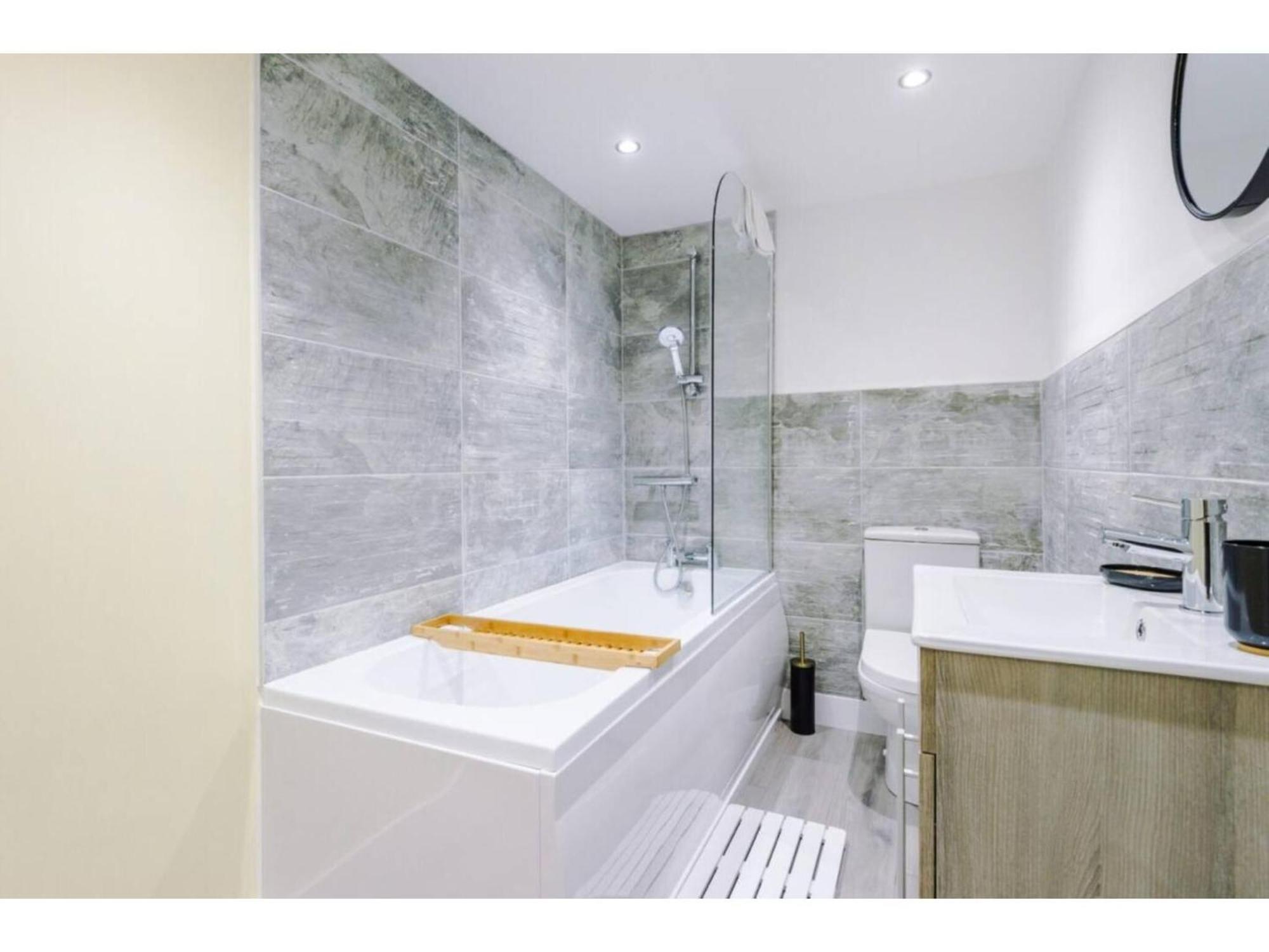 מנצ'סטר The Ecclesian Deluxe Apartments Near Trafford Centre Eccles Train Station מראה חיצוני תמונה