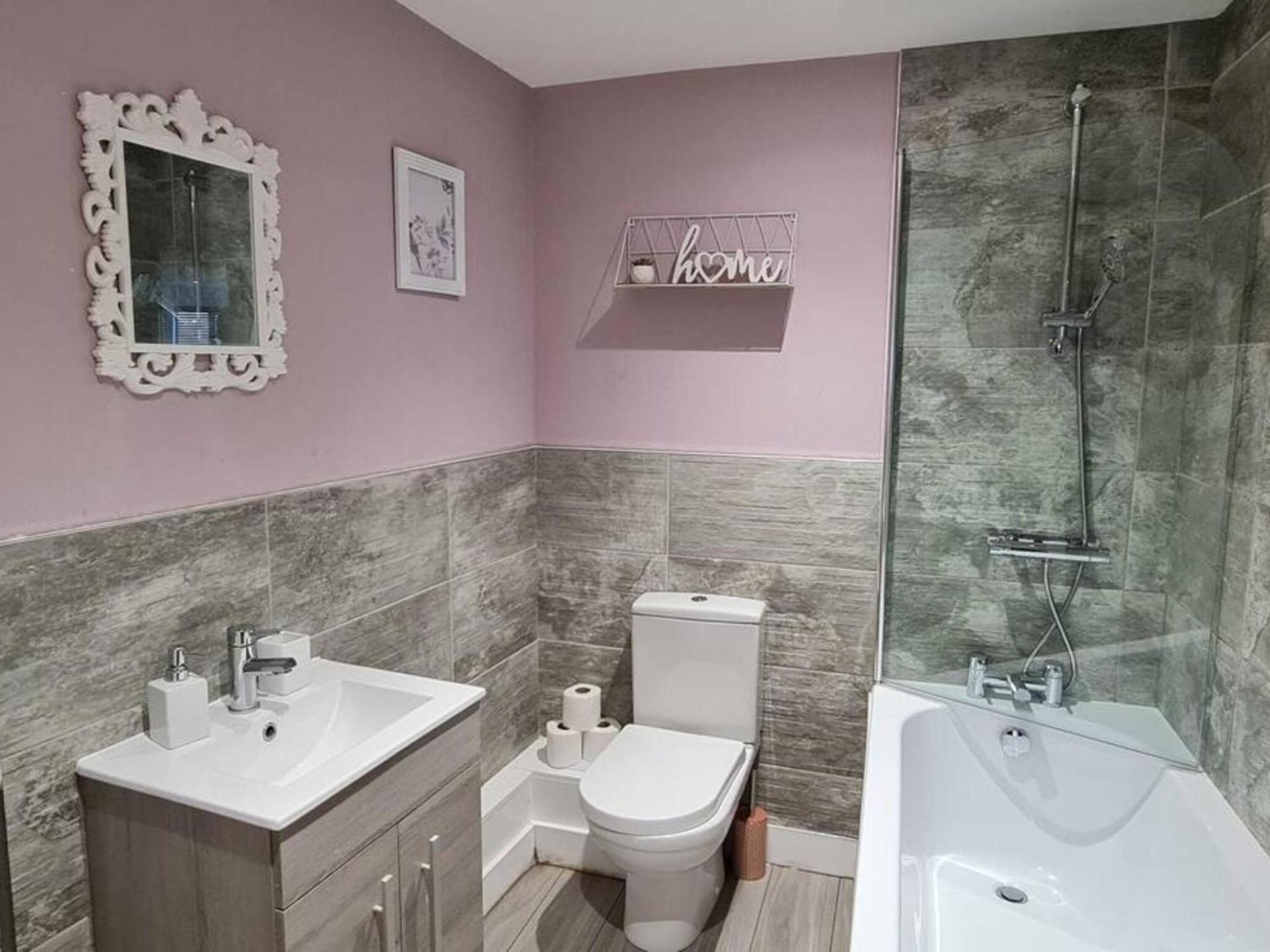 מנצ'סטר The Ecclesian Deluxe Apartments Near Trafford Centre Eccles Train Station מראה חיצוני תמונה