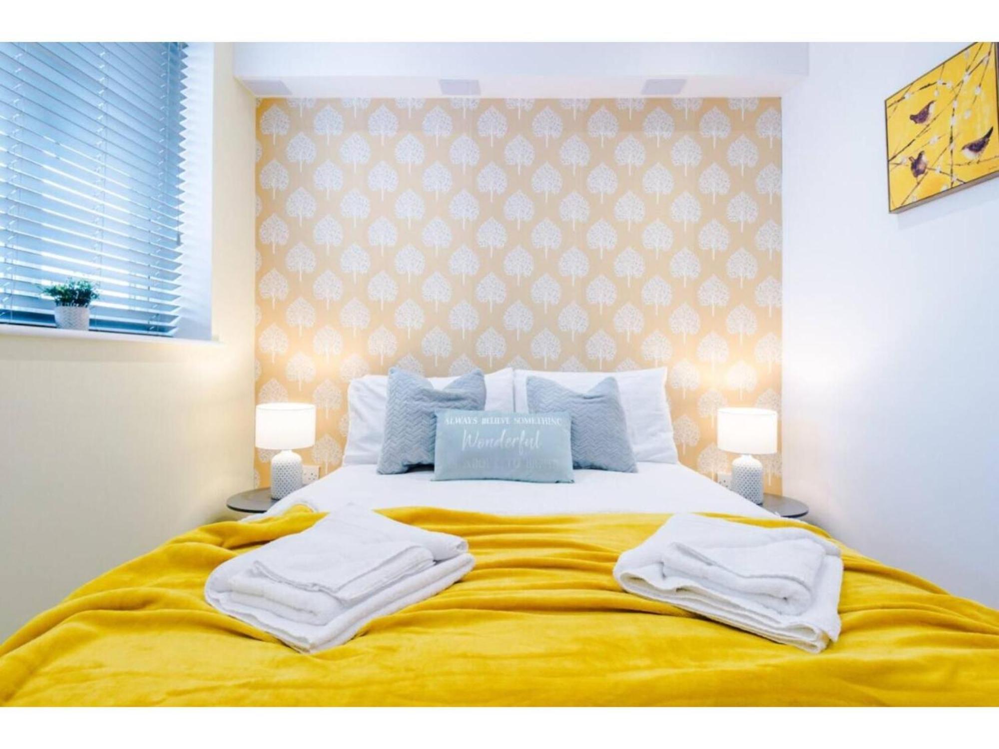 מנצ'סטר The Ecclesian Deluxe Apartments Near Trafford Centre Eccles Train Station מראה חיצוני תמונה